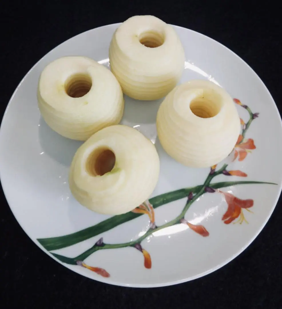 Pommes découpées en rondelles et épluchées