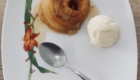 Pommes façon tatin prête à déguster avec une boule de glace vanille