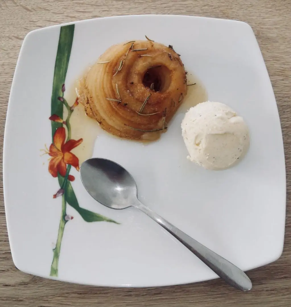 Pommes façon tatin prête à déguster avec une boule de glace vanille