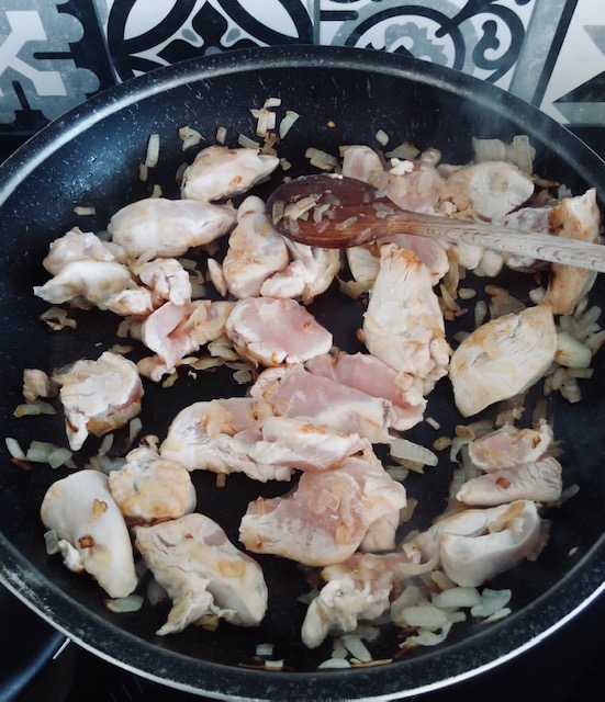 Poulet en cours de cuisson avec les épices.