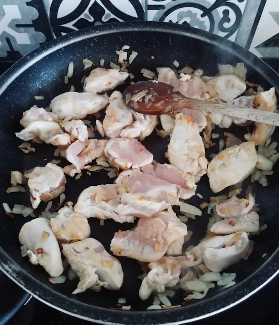 Poulet en cours de cuisson avec les épices.