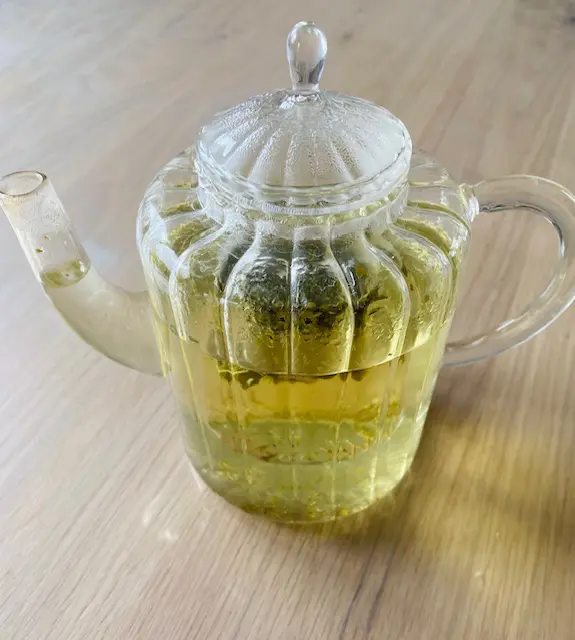 Tisane pêchue en cours d'infusion