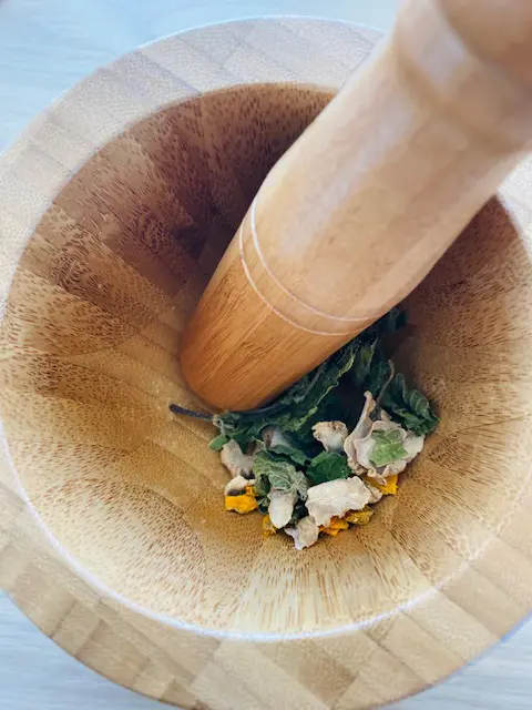 Epices et plantes Bio dans le mortier