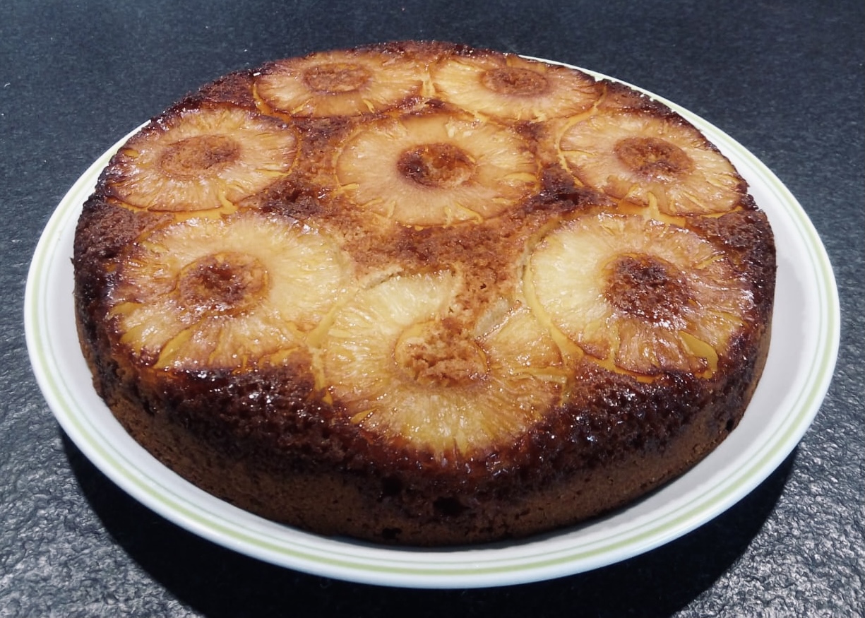 Gateau épicé à l'ananas prêt à déguster
