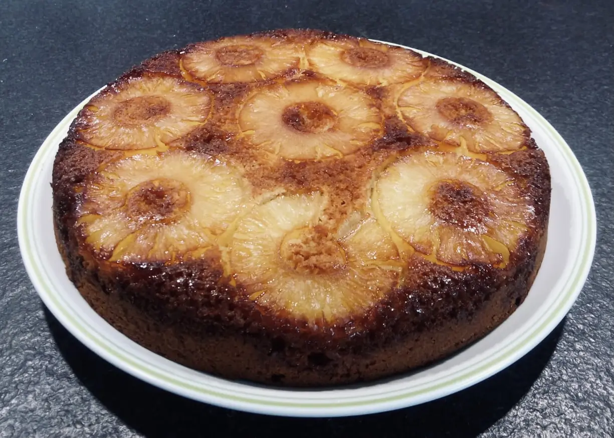 Gateau épicé à l'ananas prêt à déguster
