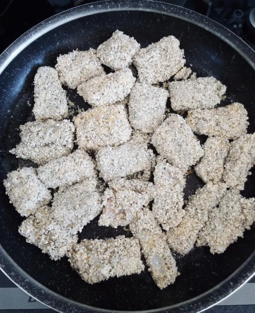 Nuggets de poisson au basilic en cuisson