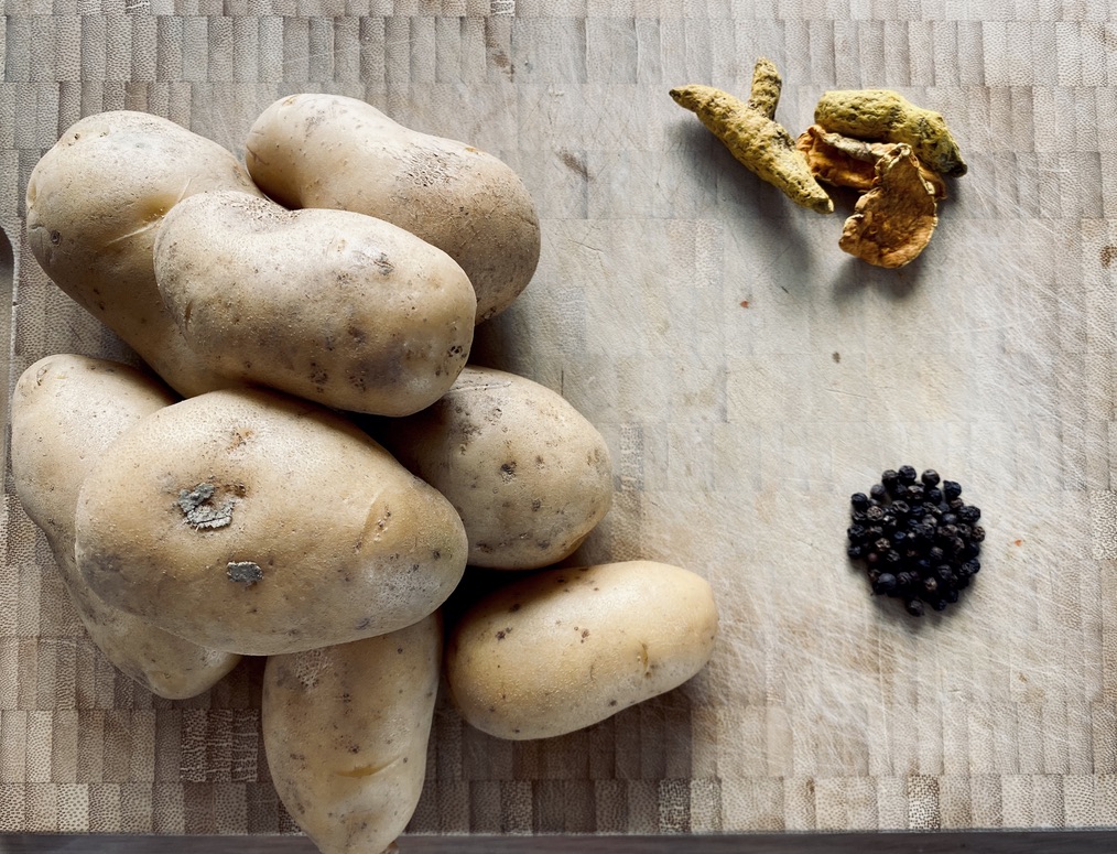 Ingrédients pommes de terre au four et curcuma Bio