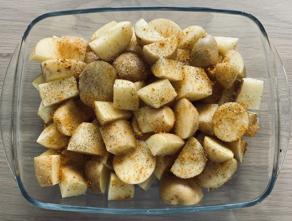 Pommes de terre prêtes à être enfournées