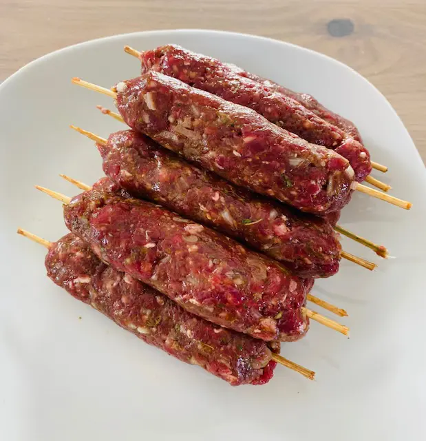 Brochettes de boeuf prêtes à cuire