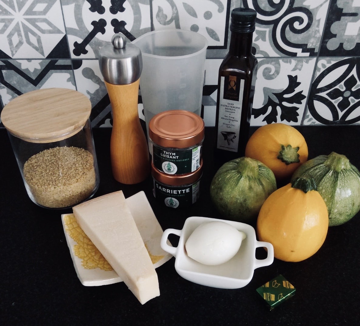 Ingrédients pour les courgettes farcies au boulgour et plantes