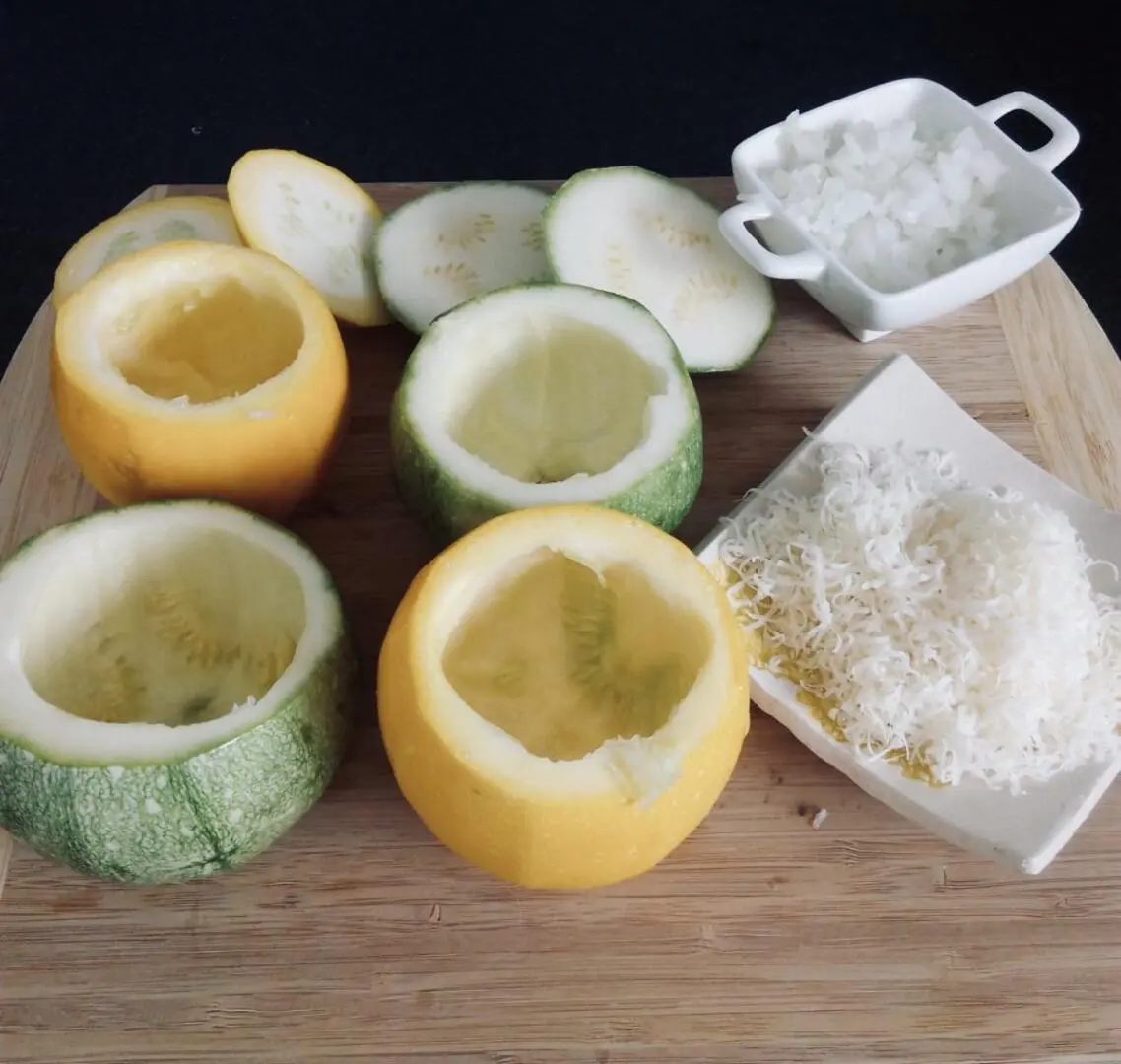 Courgettes vidées et ingrédients pour la farce
