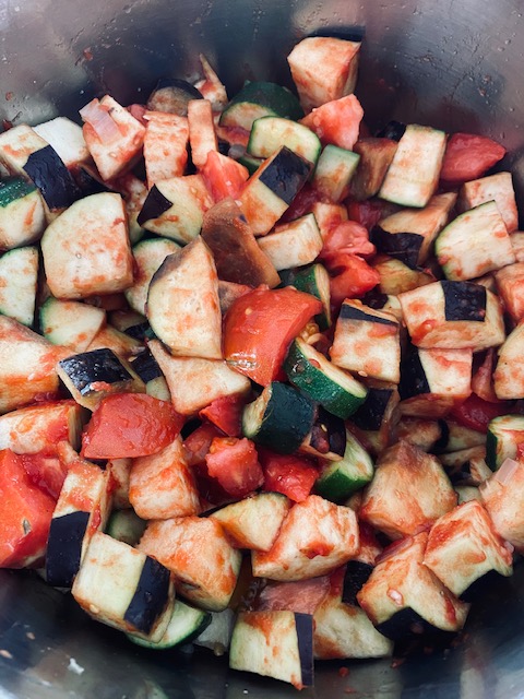Légumes pour la ratatouille dans la poêle