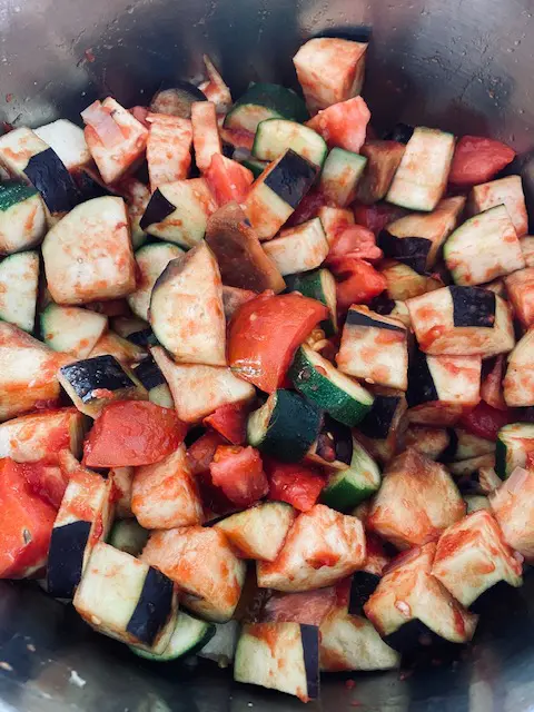 Légumes pour la ratatouille dans la poêle