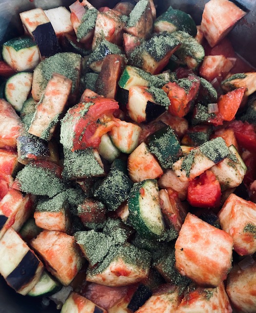 Mélange de légumes et de plantes aromatiques en cuisson