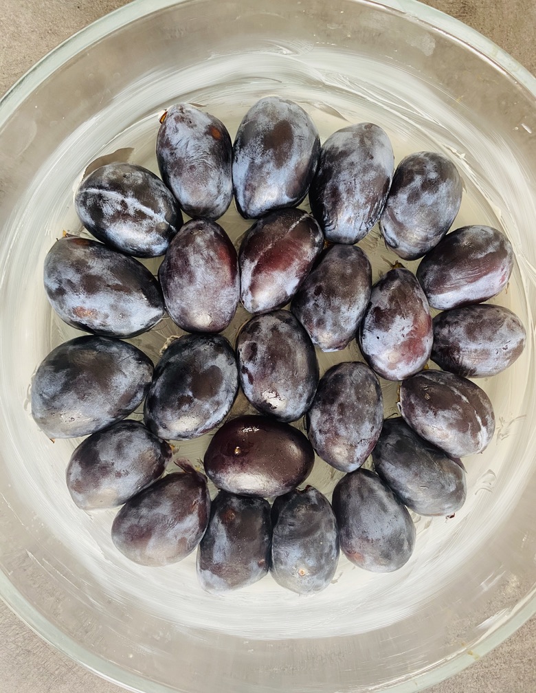 Prunes réparties dans le plat