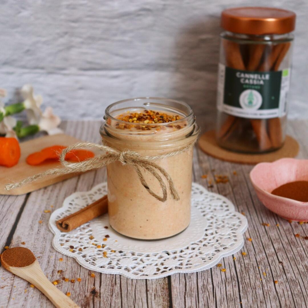 Smoothie de gateau de carottes avec cannelle et gingembre bio