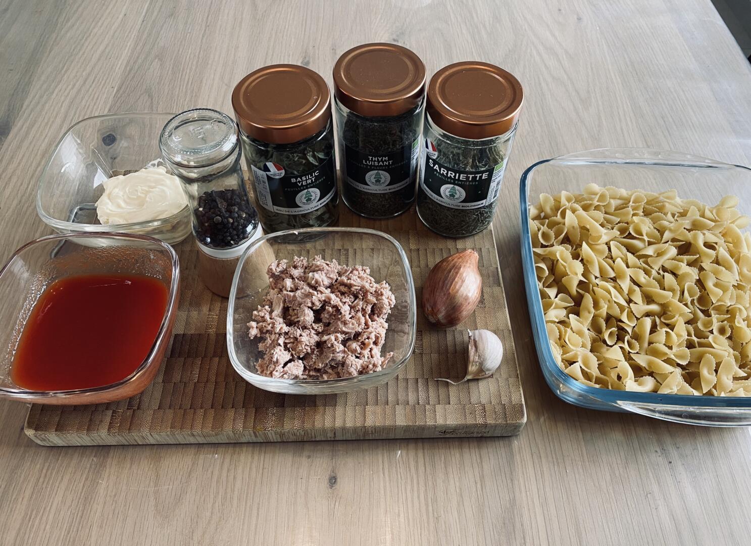 Ingrédients pour les pâtes au thon et aux herbes Bio