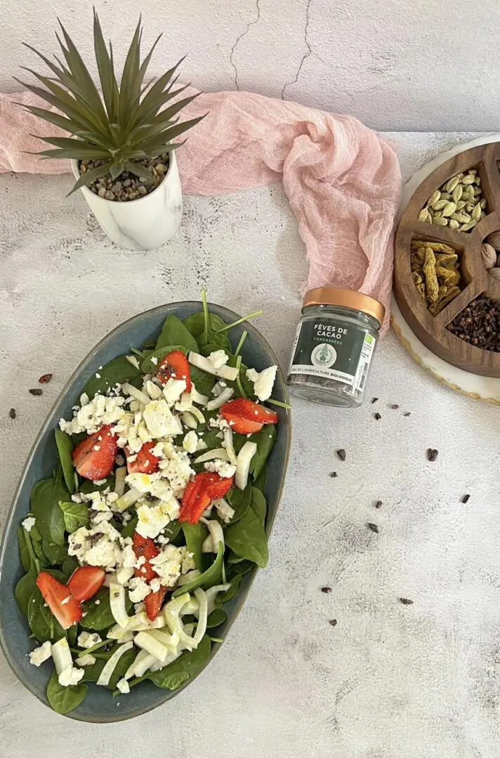 Salade fraises épinards et cacao Bio
